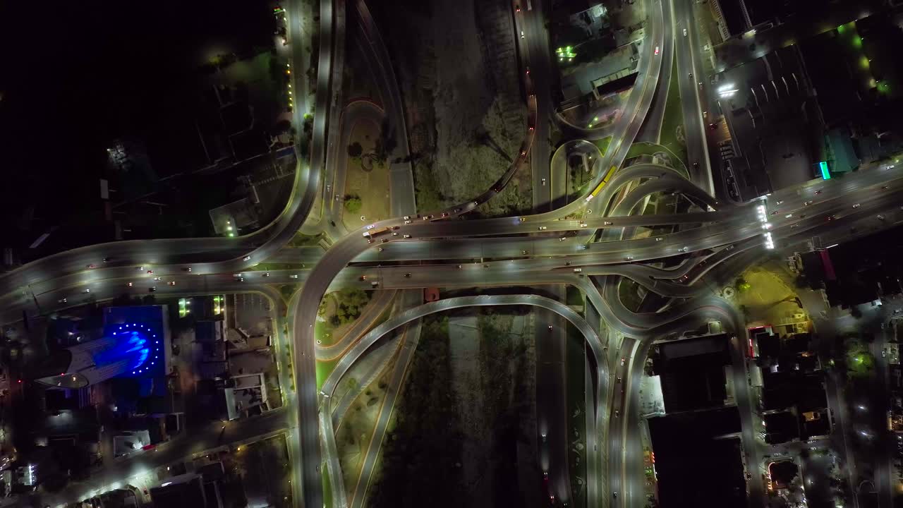 vista aérea sobre el tráfico en una intersección, noche en monterrey obispado, méxico - de arriba hacia abajo, disparo de drones