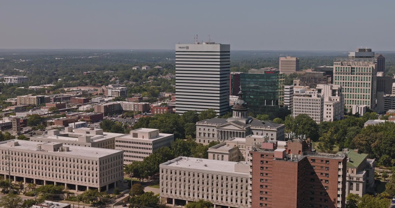 Columbia, Sør-Carolina Luftfoto v33 lav overflyvning over sentrum mot delstatsforsamlingen i Sør-Carolina og sentrale bysilhuett - Fotografert med Inspire 3 8k - 3. oktober 2023