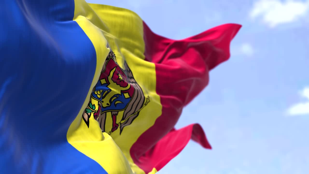 은 날 바람에 흔들리는 몰도바의 국기 상세한 모습