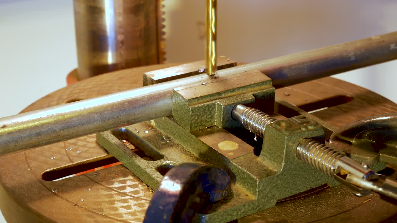 파이프에 구멍 뚫기 또는 확대 - 닫기