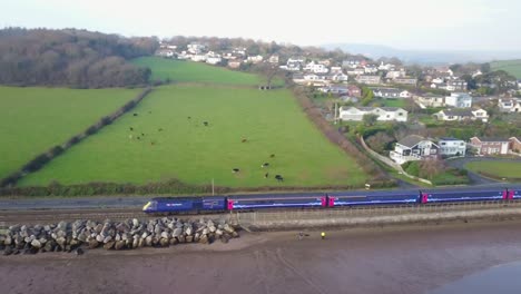 Starcross-Siguiendo-Un-Tren-Devon,-Reino-Unido