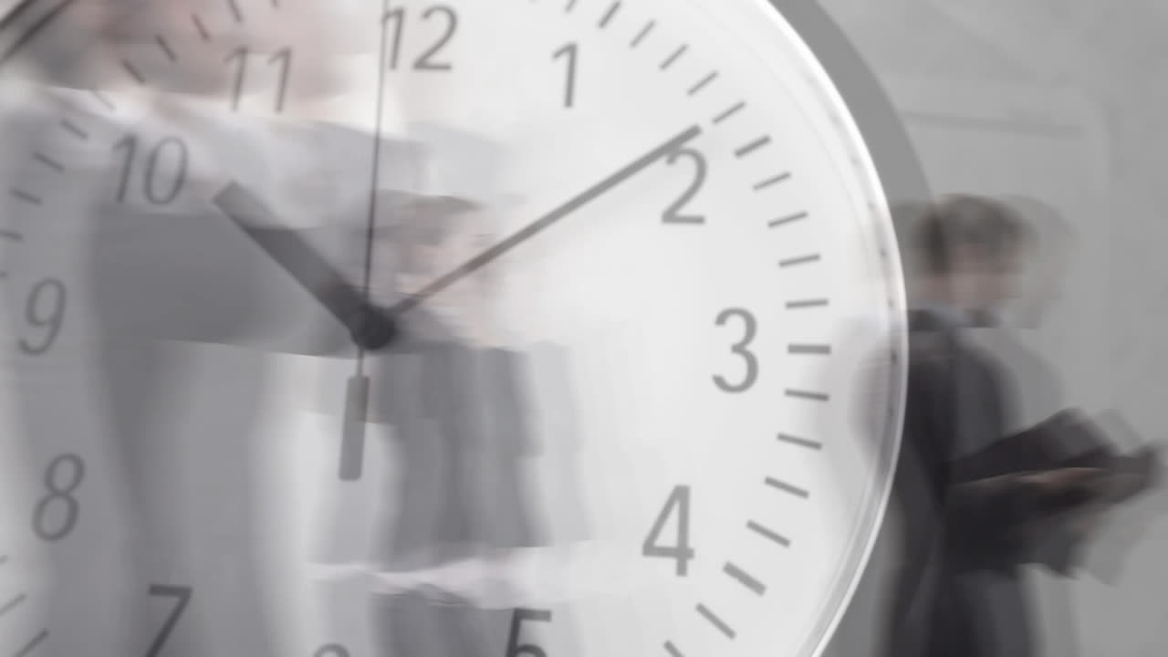 personas caminando rápido con el reloj en primer plano