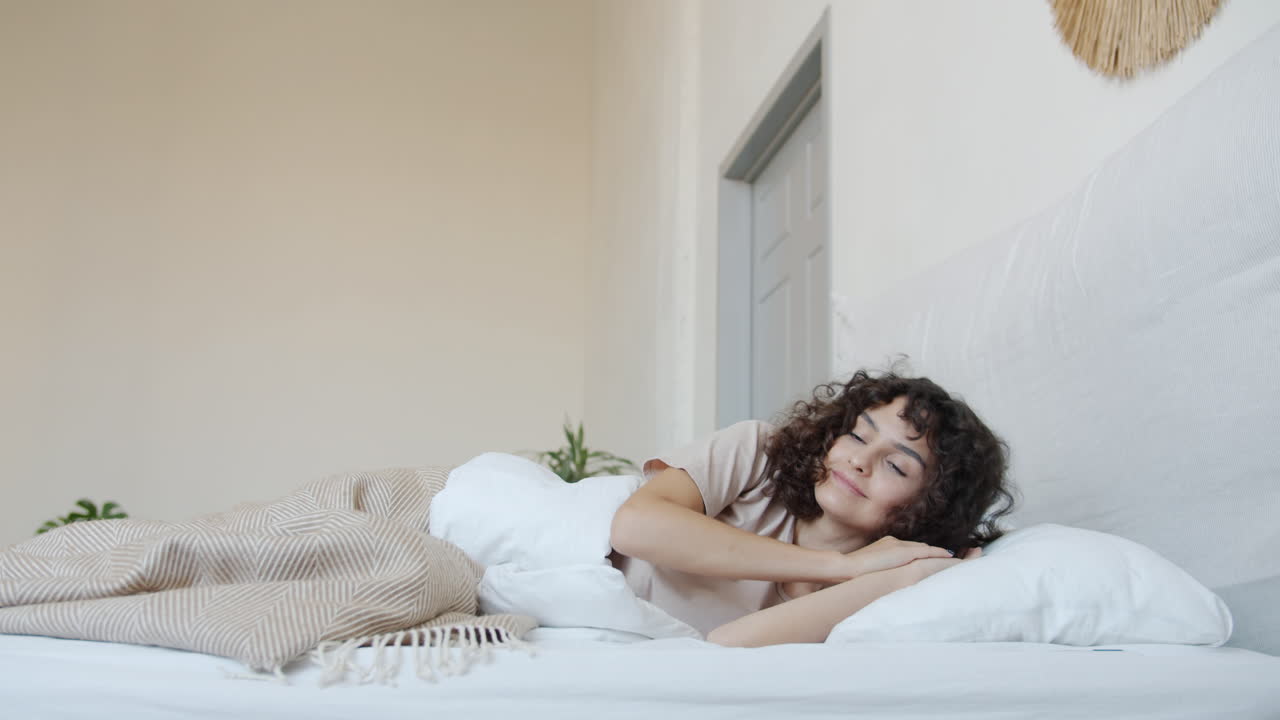 женщина отдыхает в постели.