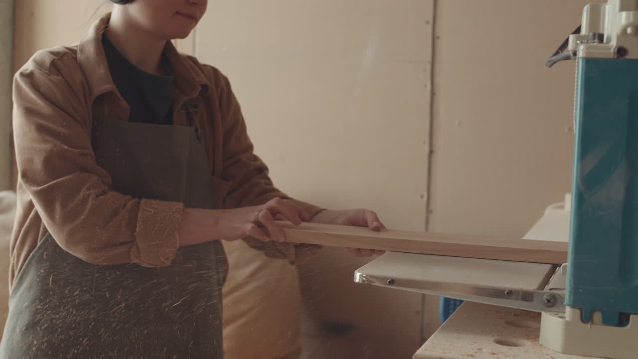 Giovane donna che lavora in un laboratorio di carpenteria