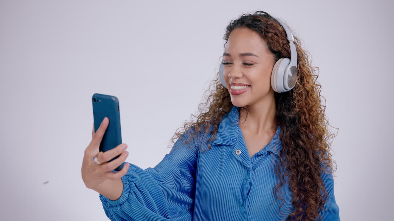 mujer feliz, paz o auriculares para selfie