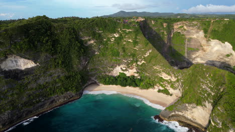 impresionante paisaje de acantilados de piedra caliza de nusa penida pista lenta en indonesia