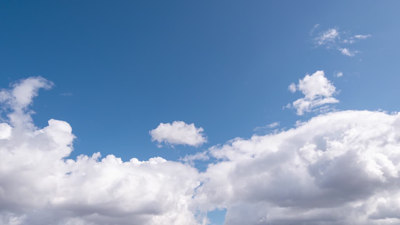4k 배경의 구름과 함께 아름다운 파란 하늘