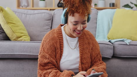 teléfono, auriculares de música y mujer feliz en casa