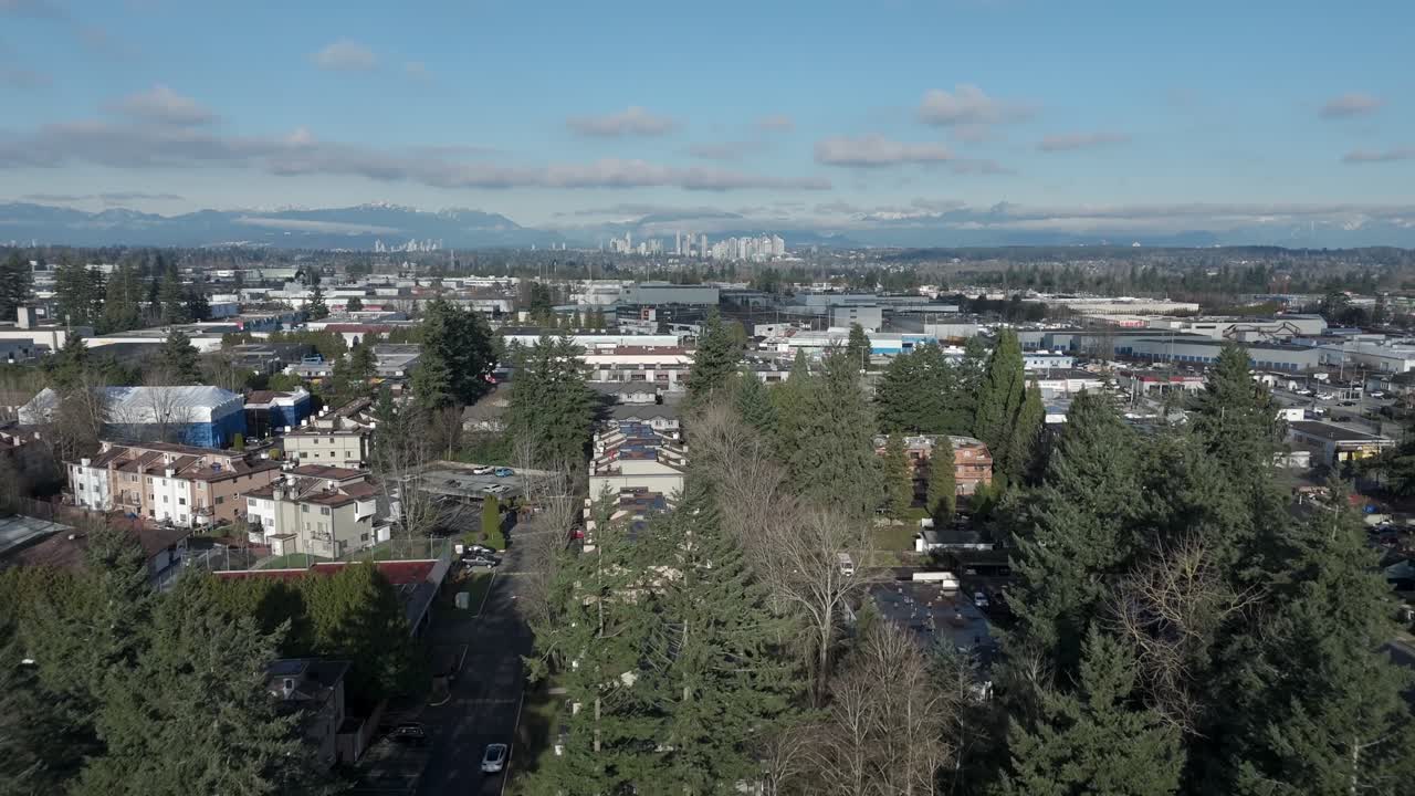 Sobrevolando una ciudad en crecimiento dentro del Metro Vancouver, en Surrey, Columbia Británica, Canadá. Toma aérea con dron.