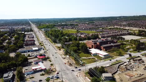 Filmische-Drohnenaufnahme-Einer-Weitläufigen-Stadtstraße