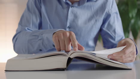 un uomo chiude un libro