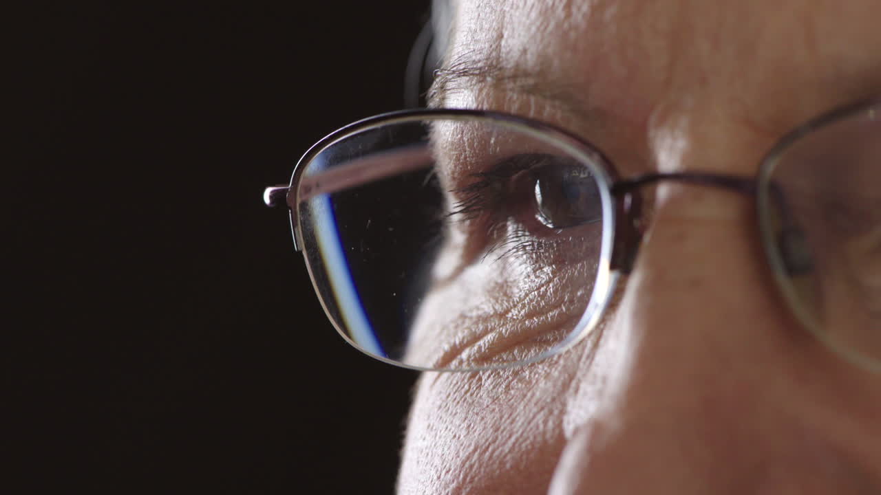 retrato de una señora madura y jubilada nostálgica que es