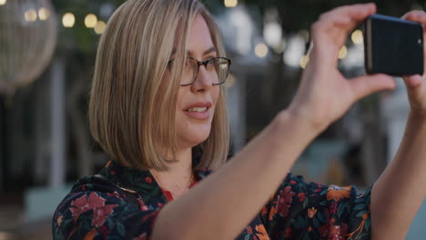 Porträt-Einer-Attraktiven-Blonden-Frau,-Die-Ihr-Smartphone-Nutzt-Und-Ein-Foto-Macht.-Professionelle-Frau-Genießt-Die-Besichtigung-Der-Stadt-Mit-Mobiler-Kameratechnologie-In-Zeitlupe