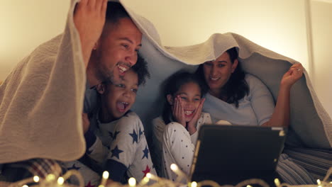 Laptop,-parents-and-children-in-bed-for-movie