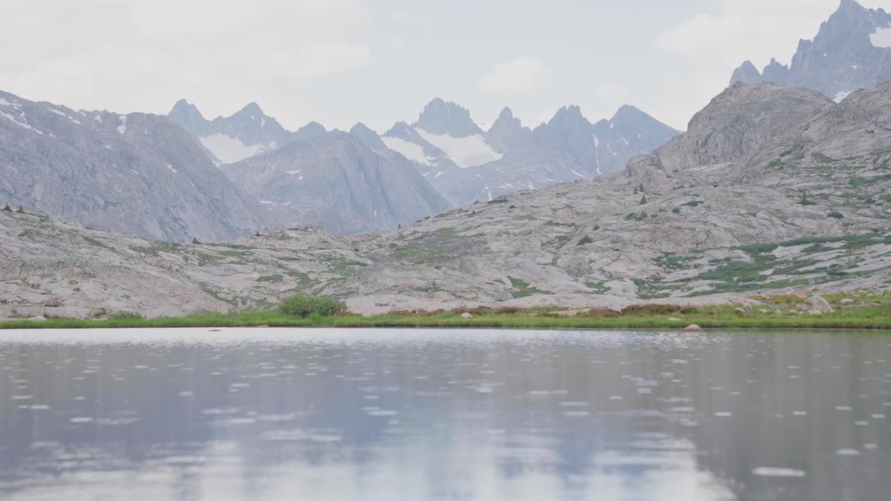 뒷면 에 산꼭대기 가 있는 아름다운 산 호수 에 비가 아지고 있다