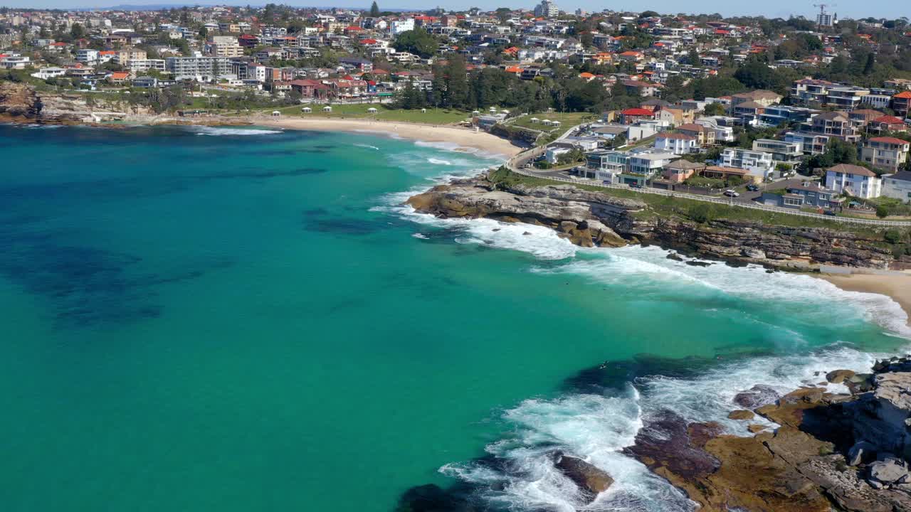 벤 버클러 포인트에서 부서지는 파도