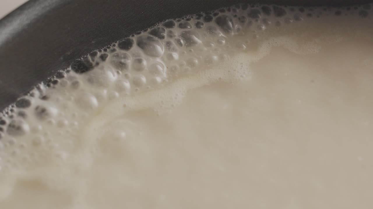 팬 에서  ⁇ 이는 동안 먹을 수 있는 꽃 을 준비 하는 것