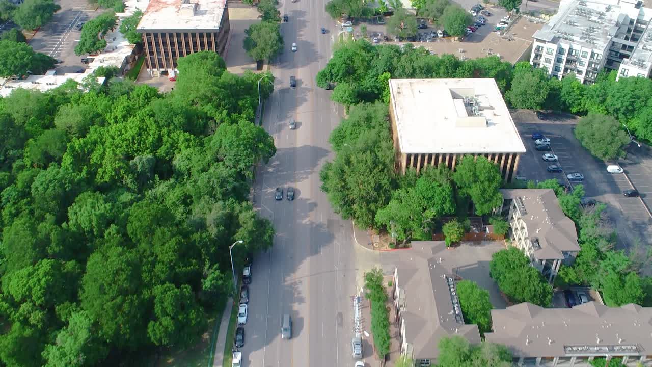 텍사스주 오스틴의 사우스 콩그레스 및 웨스트 리버사이드 드라이브에서 자동차 교통량이 많아짐