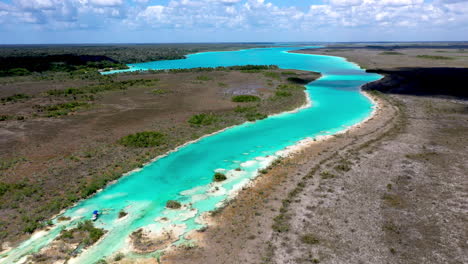 toma cinematográfica de drones de las aguas azules claras en bacalar méxico