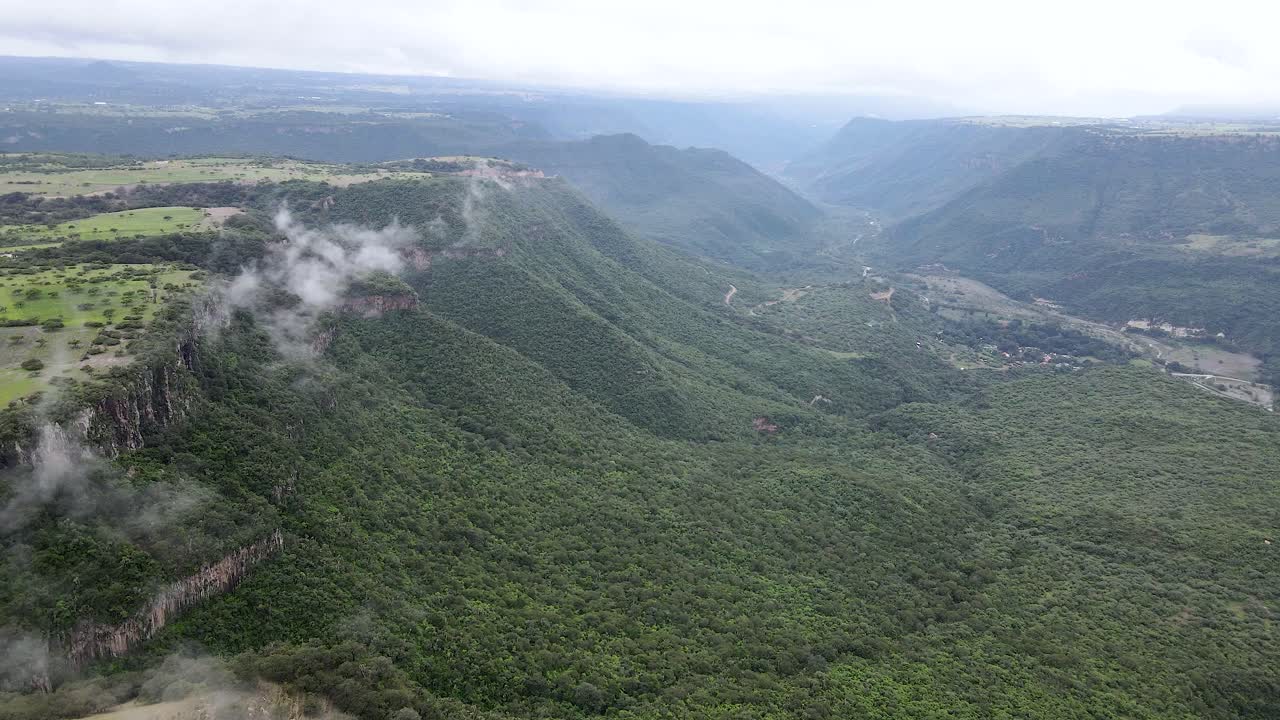 vista aérea del cañón pena del aire en hidalgo méxico