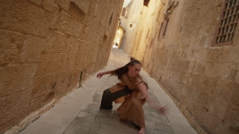 Chica-Bailando-En-La-Calle-En-El-Castillo-De-Mdina