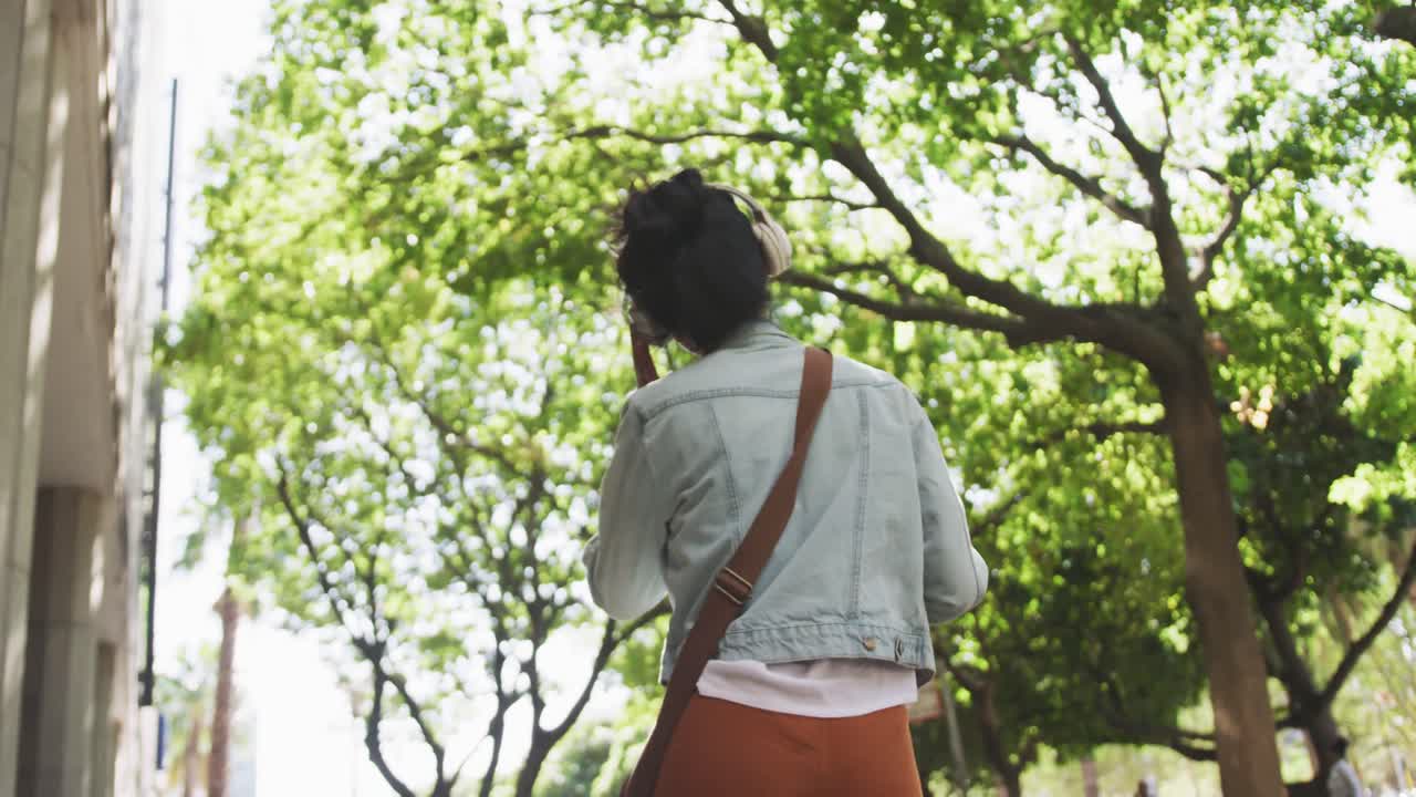 거리에서 음악을 듣는 혼성 인종 여성