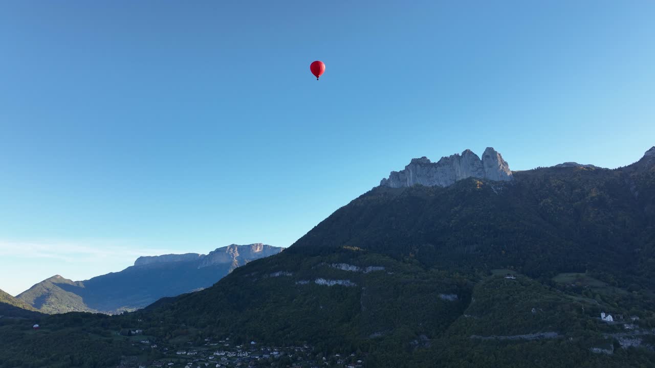 Mongolfiera in volo sopra le Alpi francesi