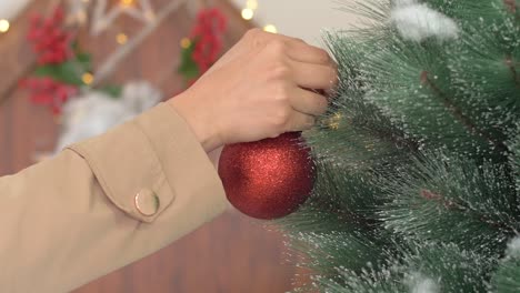 La-Mano-De-Las-Niñas-Cuelga-Adornos-Rojos-En-El-Ritual-De-Adviento-Del-árbol-De-Navidad.