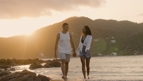 Linda-Pareja-Caminando-Por-La-Playa