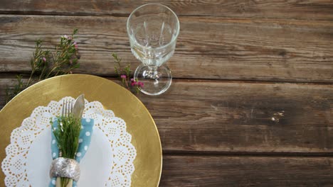 Various-cutlery-on-wooden-table-4k