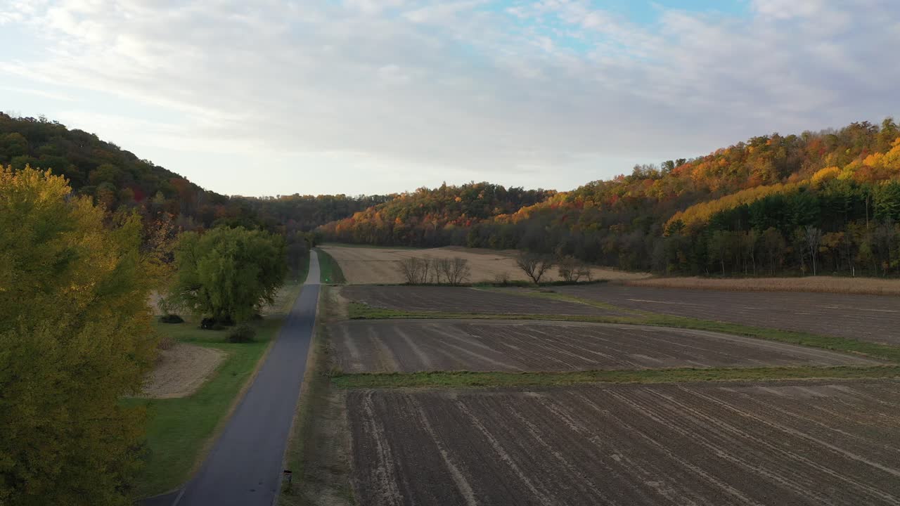 가을의 시골 도로와 농경지