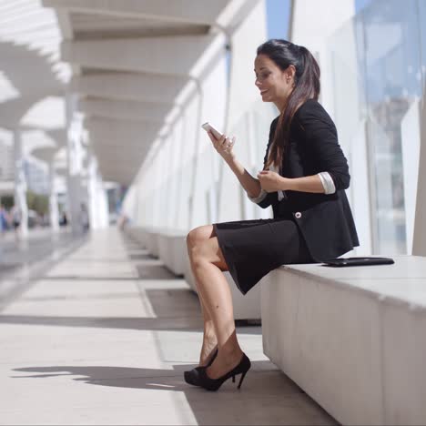 Elegant-businesswoman-talking-on-her-mobile