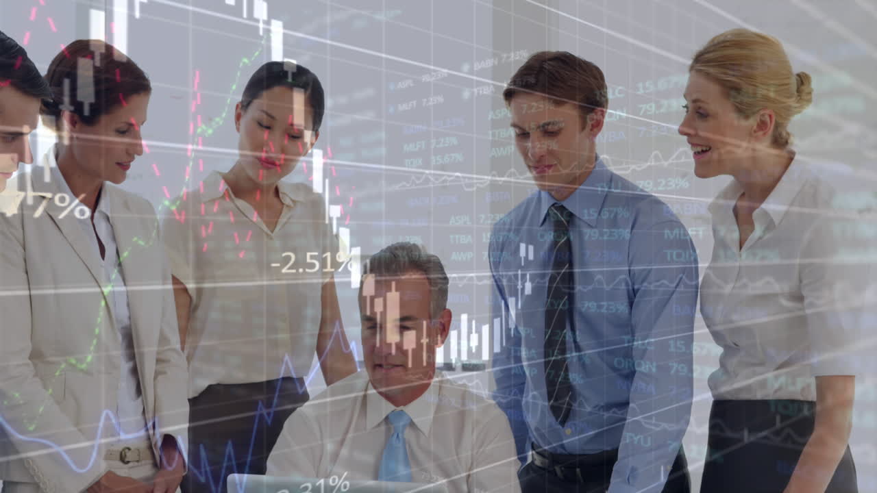 Animação de processamento de dados financeiros sobre um grupo de empresários diversos discutindo no escritório.
