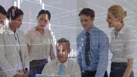 animación del procesamiento de datos financieros contra un grupo de empresarios diversos discutiendo en la oficina