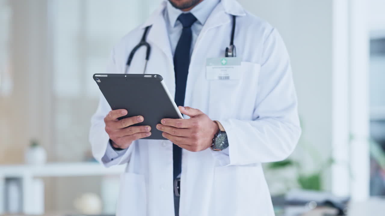 Mani di un medico che usa un tablet in ospedale