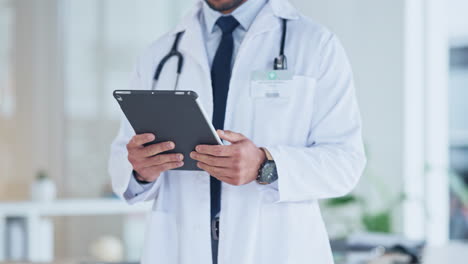 Hände-Eines-Arztes,-Der-Im-Krankenhaus-Ein-Tablet-Verwendet