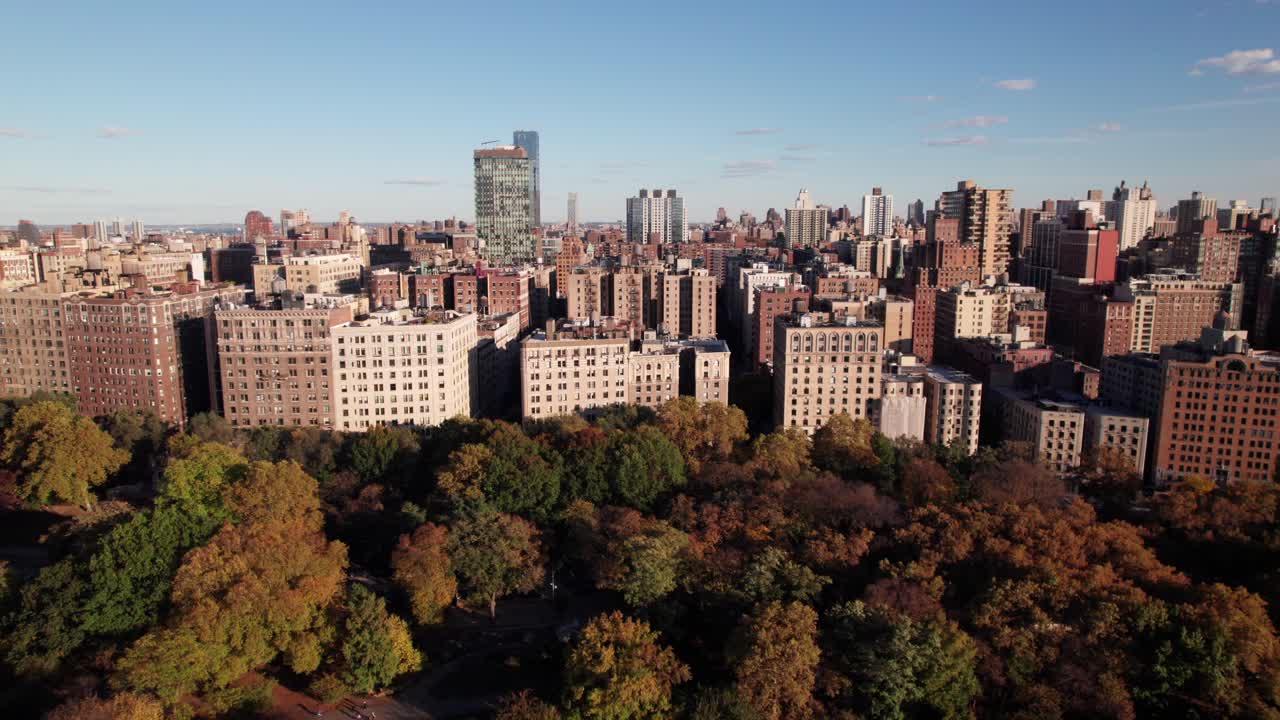 Long aerial of New York's Upper West Side, Riverside Park, West Side Highway and Hudson River, 4K