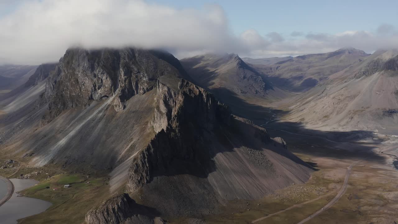 famosa cordillera volcánica de islandia en la península de hvalnes, antena