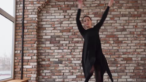 mujer bailando en un vestido negro