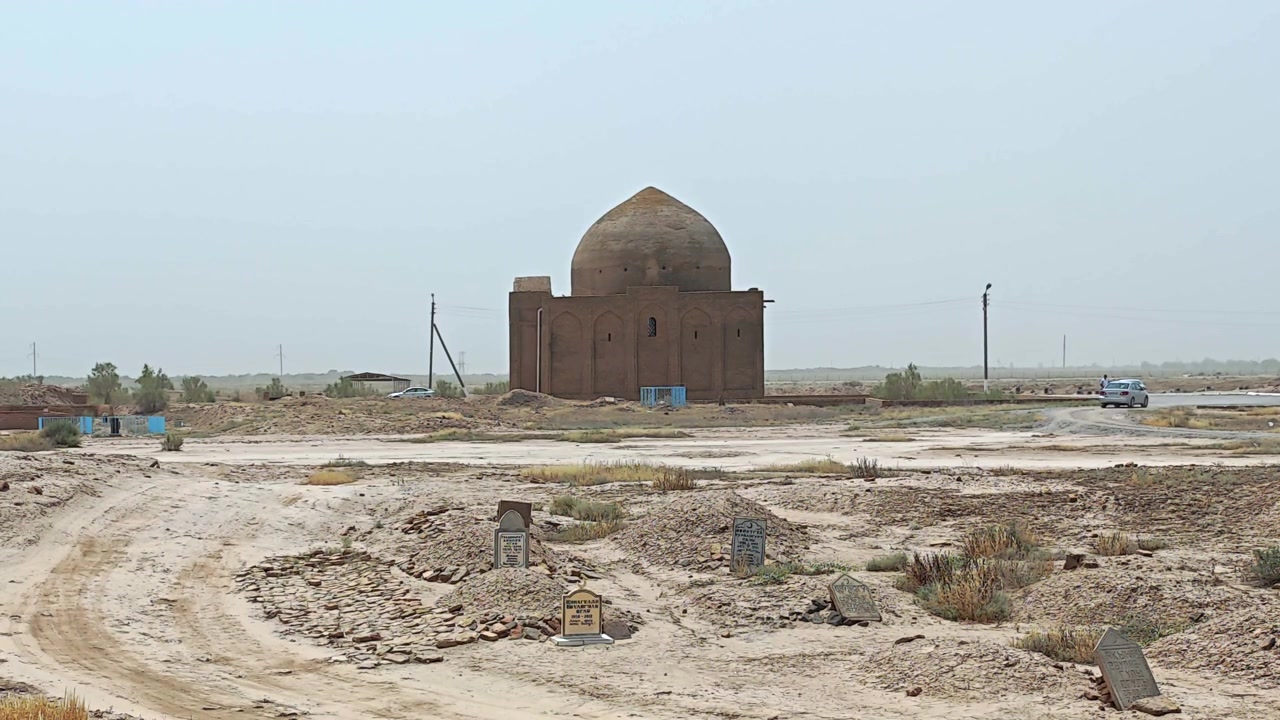 Antico mausoleo in mattoni che si erge in un paesaggio desertico