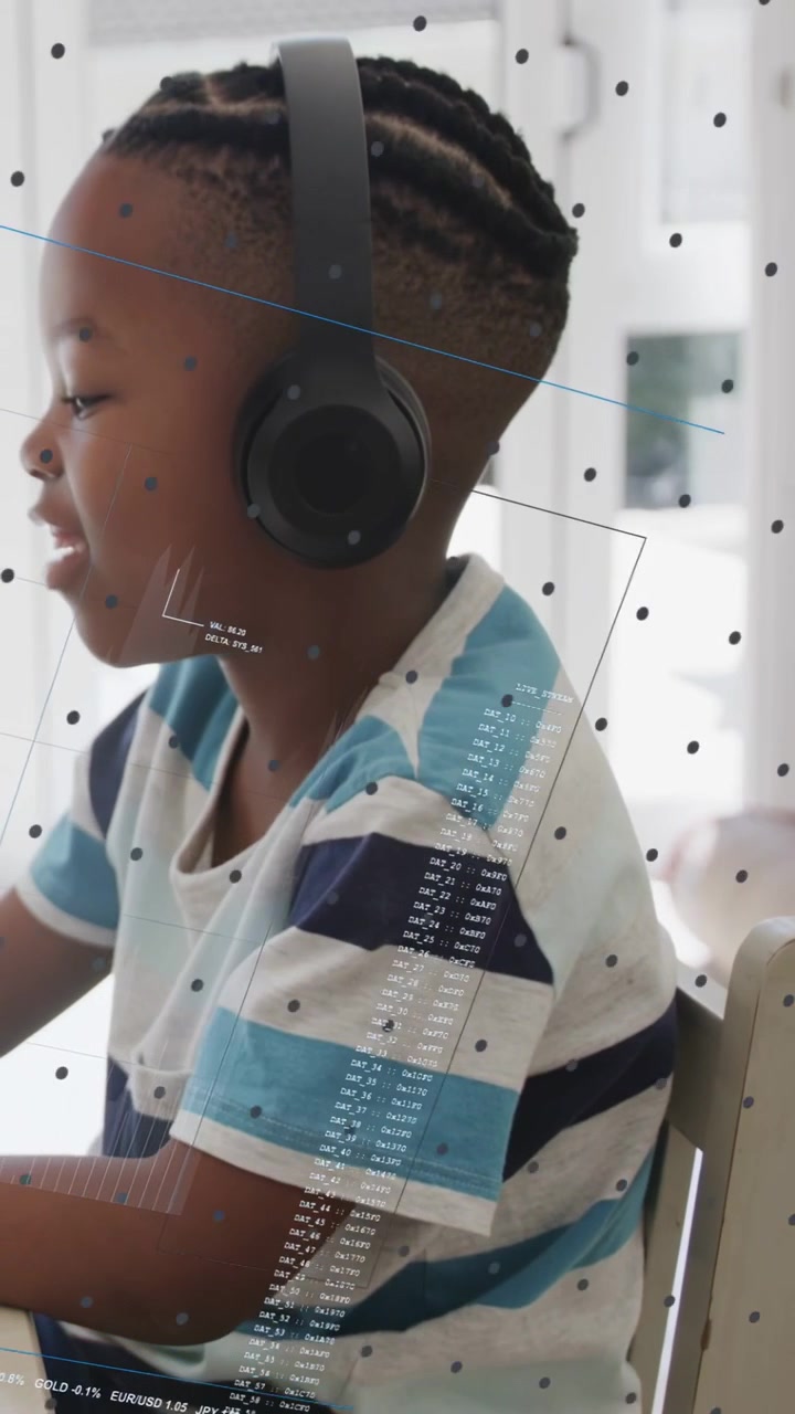 Vertikal video: Barn med headset reagerer på lydsignal ved bord, mens tech-overlay svæver foran.