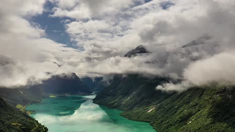 Hermosa-Naturaleza-Noruega-Paisaje-Natural-Lago-Lovatnet.