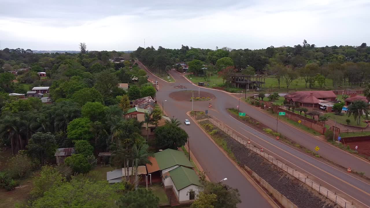 drone disparado argentina santa ana calles del pueblo bosque con mediodía tarde con cielo azul paisaje nublado alrededor de santa ana casa en el bosque