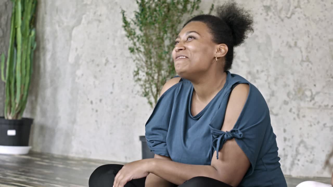 mujer africana riendo y charlando