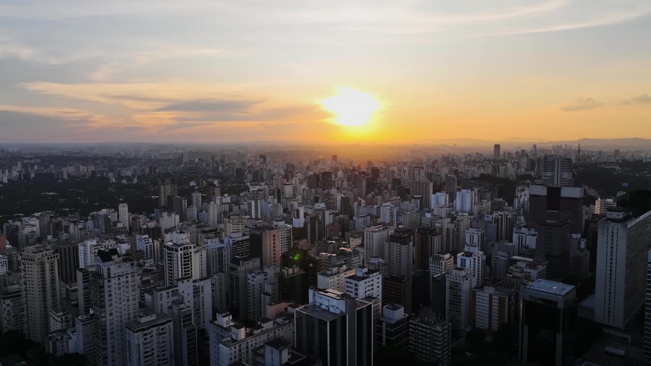 Assista a um pôr do sol deslumbrante sobre o bairro Jardins neste vídeo de drone