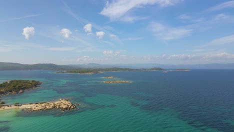 landschaftsdrehclip über einem exotischen strand in vourvourou, haklidikin im norden griechenlands an einem klaren sommertag