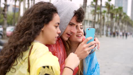 Un-Grupo-De-Jóvenes-Amigos-Felices-Tomando-Fotos