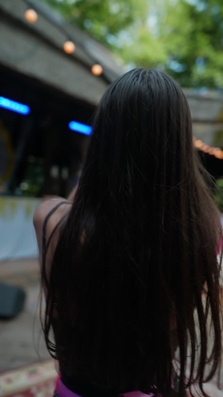 una mujer joven en una fiesta.