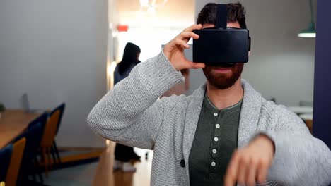 ejecutivo masculino usando auriculares de realidad virtual