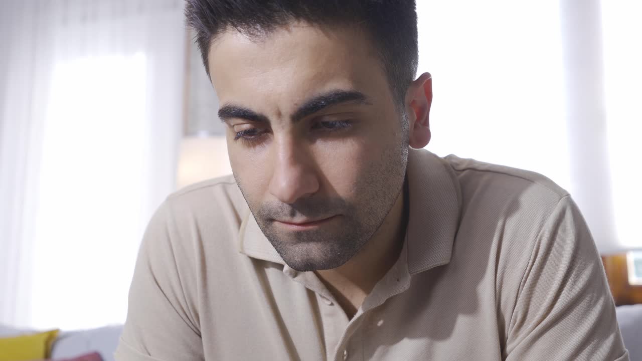 el joven con lágrimas en los ojos está triste.